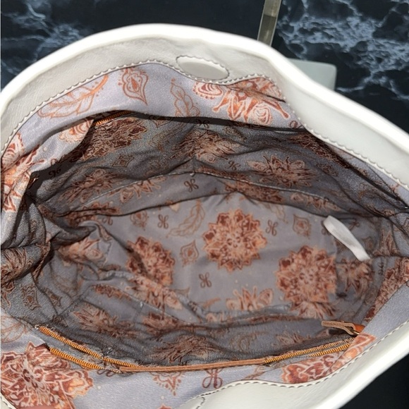 HOBO Flare Shoulder Bag in Latte 100% Genuine Leather Handbag AUTHENTIC - Picture 11 of 12